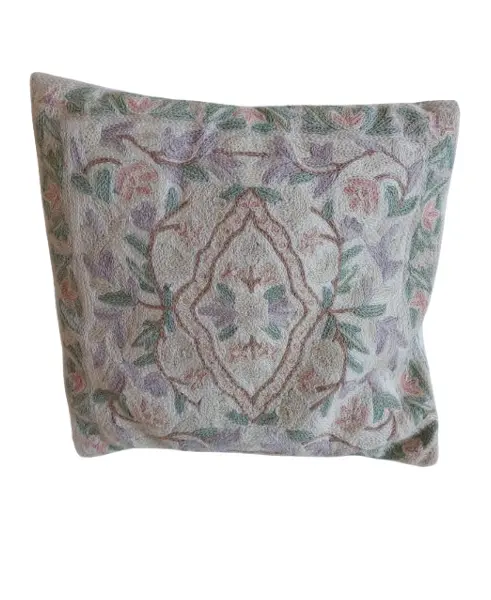 Foto de um(a) CAPA DE ALMOFADA INDIANA BORDADA COM FLORES, da categoria de Almofadas e enchimentos. Capa de almofada indiana bordada com flores em tons pastéis - acompanha enchimento. Mede: 35x35cm. Vendido no marketplace Trésors.