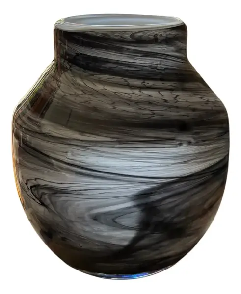 Foto de um(a) Antigo Vaso Jarro Art Deco Murano Leitoso George Davidson, da categoria de Vasos. ~ George Davidson Glass ~ Sofisticado vaso de Murano artístico nas cores preta e branca. Técnica de trabalho “Sandwich... Vendido no marketplace Trésors.