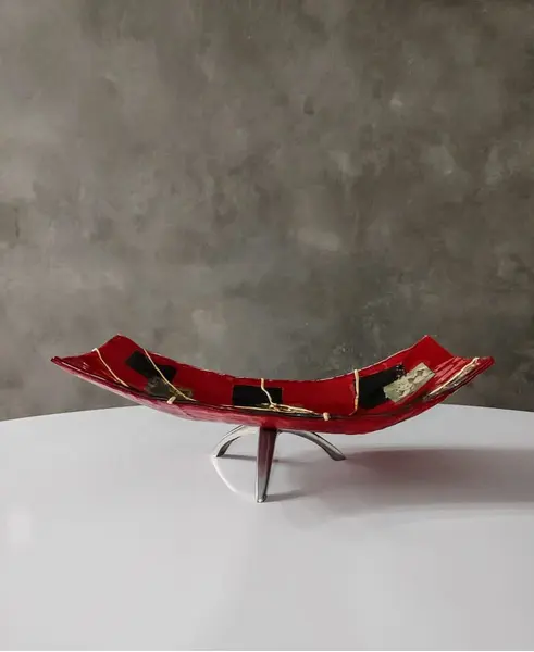 Foto de um(a) Centro de Mesa Técnica Japonesa Kintsugi, da categoria de Centro de mesa. Centro de mesa côncavo em sanduíche de vidro com incrustações de folha de ouro e simulação da técnica japonesa kintsugi.... Mostrado de uma perspectiva diferente. Vendido no marketplace Trésors.