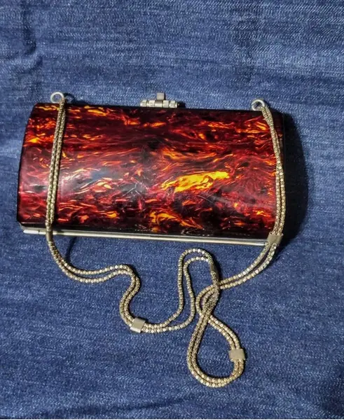 Foto de um(a) Bolsa de Mão em Acrílico Tipo Casco de Tartaruga, da categoria de Outros colecionáveis. Bolsa de festa em acrílico com estampa estilo casco de tartaruga, fecho e corrente em metal oxidado. Medidas: altura 10cm... Mostrado de uma perspectiva diferente. Vendido no marketplace Trésors.