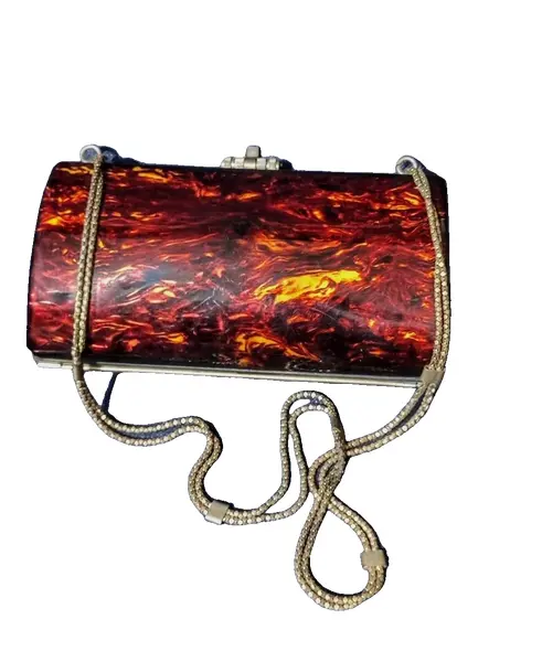 Foto de um(a) Bolsa de Mão em Acrílico Tipo Casco de Tartaruga, da categoria de Outros colecionáveis. Bolsa de festa em acrílico com estampa estilo casco de tartaruga, fecho e corrente em metal oxidado. Medidas: altura 10cm... Vendido no marketplace Trésors.