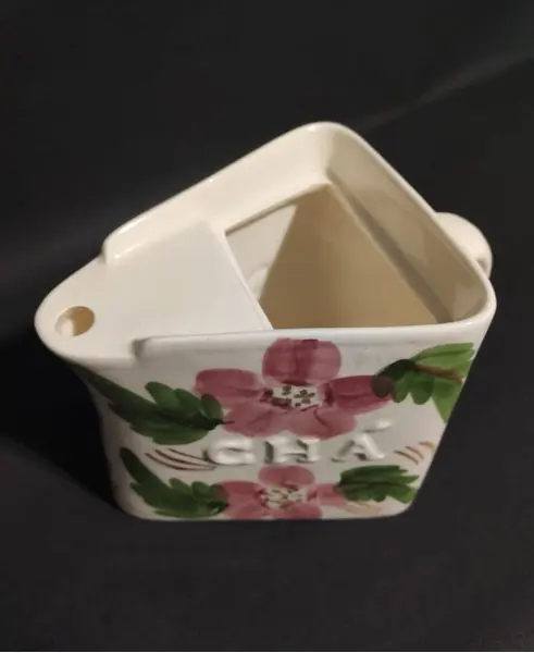 Foto de um(a) Jarra de Chá Anos 70, da categoria de Jarros. Jarra de chá em cerâmica esmaltada e policromada com motivo floral, tampa em acrílico e uma peneirinha. Tendo como... Mostrado de uma perspectiva diferente. Vendido no marketplace Trésors.