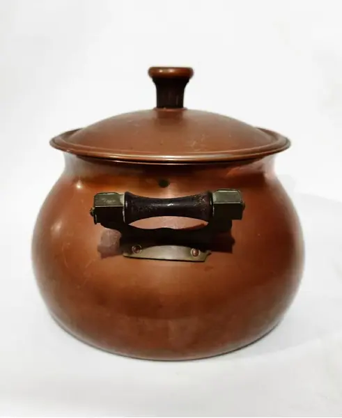 Foto de um(a) Panela de Fondue em Cobre, Math Hamac, Década de 1960, da categoria de Panelas. Panela para fondue em cobre, tampa com puxador em cobre e jacarandá e alças em latão com jacarandá. Rechaud em latão e... Mostrado de uma perspectiva diferente. Vendido no marketplace Trésors.