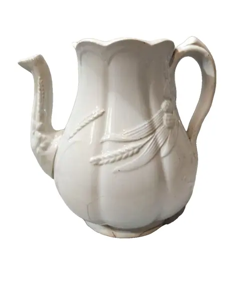 Foto de um(a) Bule Jg Meakin Hanley England Anos 20, da categoria de Bules. Bule inglês em porcelana branca com trigos em relevo sem tampa e trincado mas com muita vontade de viver, podendo ser... Vendido no marketplace Trésors.