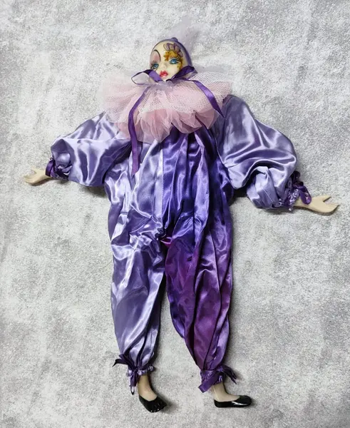 Foto de um(a) Pierrot em Resina, Década de 1980, da categoria de Modelos e estatuetas. Pierrô em resina com roupa em cetim roxo e lilás, gola de tule rosa, lilás e branco. Corpo em tecido com enchimento, década... Mostrado de uma perspectiva diferente. Vendido no marketplace Trésors.
