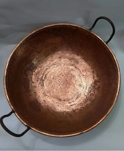 Foto de um(a) Tacho Cobre Maciço anos 60, da categoria de Panelas. Tacho antigo em cobre maciço, década de 1960. Diâmetro: 43 cm A: 15 cm Peso: 2,800 kg. Mostrado de uma perspectiva diferente. Vendido no marketplace Trésors.