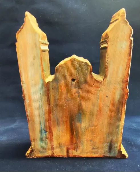 Foto de um(a) Oratório de Mesa Nossa Senhora Das Graças, Minas Gerais, Década de 1990, da categoria de Objetos religiosos e espirituais. Oratório de mesa em gesso policromado e com imagem da n. S. Das graças em resina policromada. Fachada de uma igreja barroca... Mostrado de uma perspectiva diferente. Vendido no marketplace Trésors.