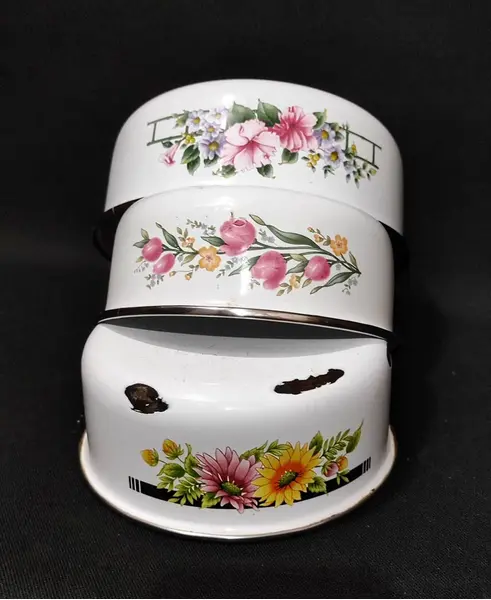 Foto de um(a) Combo Bowls Esmaltados, Década de 1990, da categoria de Travessas e tigelas. Combo com 3 bowls esmaltados branco com motivo floral. Made in china, anos 1990 Altura: 5,5cm / 5,5 cm / 7,5 cm Diâmetro:... Mostrado de uma perspectiva diferente. Vendido no marketplace Trésors.