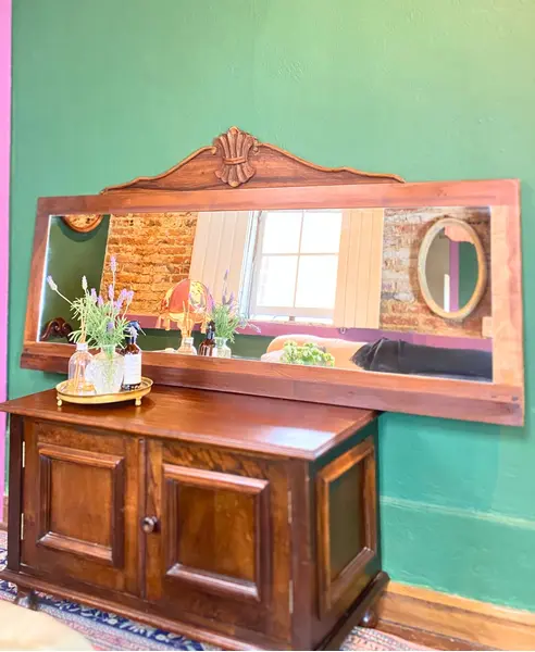 Foto de um(a) Espelho renascer, da categoria de Espelhos. Medidas: 75A x 157C x 3L cm Peça imponente com moldura em madeira Imbuia nobre. Mostrado de uma perspectiva diferente. Vendido no marketplace Trésors.