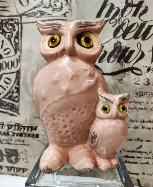 Foto de um(a) Mommy Coruja 90'S, da categoria de Modelos e estatuetas. Coruja com filhote em cerâmica esmaltada e com início de craquelamento, década de 1990 sem marca do fabricante. A: 18 cm L:... Mostrado de uma perspectiva diferente. Vendido no marketplace Trésors.