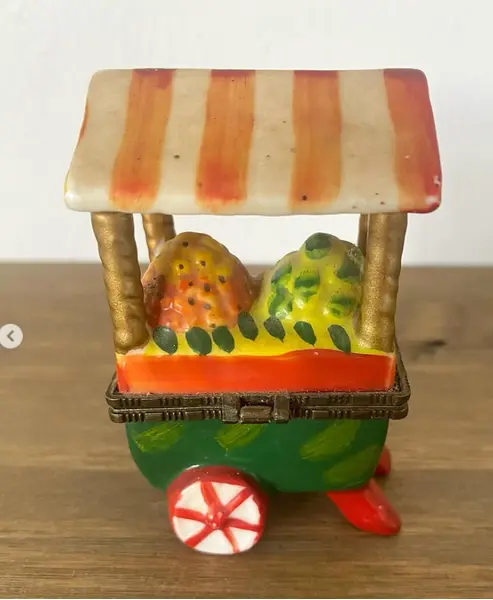 Foto de um(a) Pequena caixa porta comprimido formato carrinho de feira, da categoria de Porta-Jóias. Porta comprimido carrinho de feira Mede: 7,5 x 3,5cm. Mostrado de uma perspectiva diferente. Vendido no marketplace Trésors.