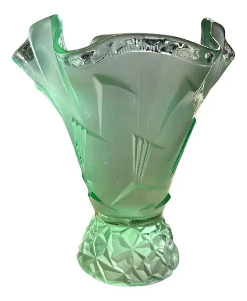 Foto de um(a) Antigo Raro Vaso Art Deco Vidro Satiné Uralina Uranium Glass, da categoria de Vasos. ~ Uranium Glass ~Peças que contém óxido de urânio em sua composição ficam com um lindo tom de verde fluorescente quando... Vendido no marketplace Trésors.