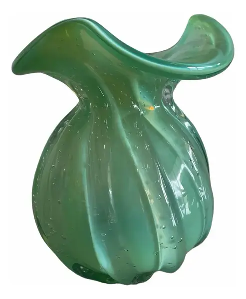 Foto de um(a) Antigo Vaso Art Deco Em Murano Verde Leitoso Opalescente, da categoria de Vasos. ~ Murano Opalescent Glass ~Murano opalescente é muito chique. Antigo vaso artístico feito à mão em Murano italiano... Vendido no marketplace Trésors.