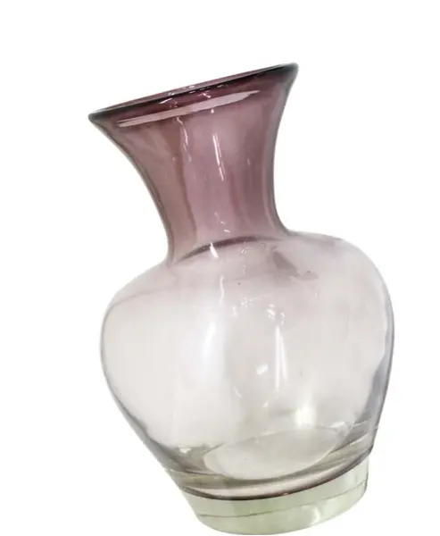 Foto de um(a) Vaso bojudo de cristal, da categoria de Vasos. Vaso bojudo de cristal degrade de rosa e base translúcida. Medidas 25 cm de alturaEm bom estado, com mínimo bicado na base. Mostrado de uma perspectiva diferente. Vendido no marketplace Trésors.