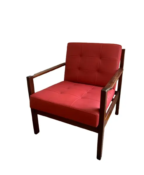 Foto de um(a) Poltrona década de 1960, da categoria de Poltronas. Poltronaa em madeira de lei, estofamento inteiramente refeito. Medida: 63 x 66,5 x 72h cm / Alt. Assento: 37cm. Vendido no marketplace Trésors.