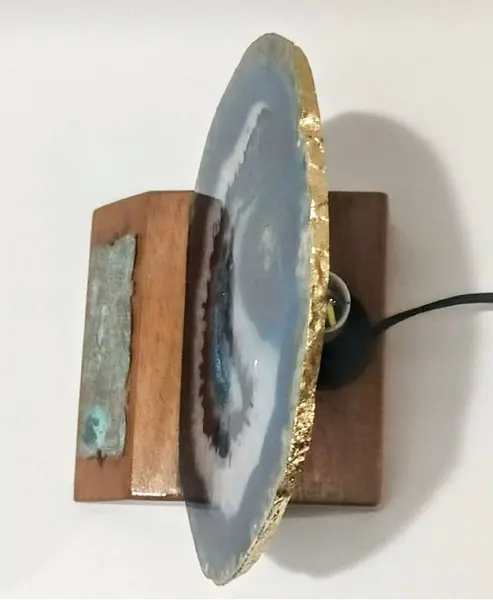 Foto de um(a) Luminária em Ágata, da categoria de Abajures. Luminária de mesa feita com trofeu dos anos 1980 com lâmina de ágata com borda folhada a ouro e base de madeira com soquete... Mostrado de uma perspectiva diferente. Vendido no marketplace Trésors.