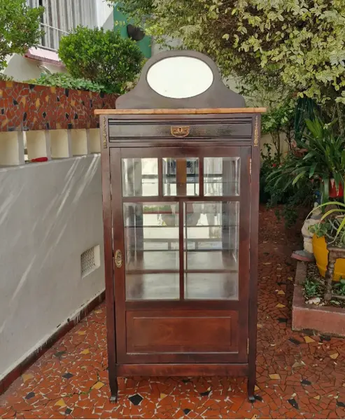 Foto de um(a) ​Belisima e antiga cristaleira vitrine em madeira nobre, da categoria de Cristaleiras. Belisima e antiga cristaleira vitrine em madeira nobre, comumente associada ao estilo Art Nouveau ou mobiliário clássico... Mostrado de uma perspectiva diferente. Vendido no marketplace Trésors.