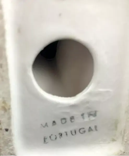 Foto de um(a) Escultura de galo em porcelana, da categoria de Escultura. Galo em porcelana com manufatura portuguesa em policromia pintado a mão. Em bom estado de conservação. Mostrado de uma perspectiva diferente. Vendido no marketplace Trésors.