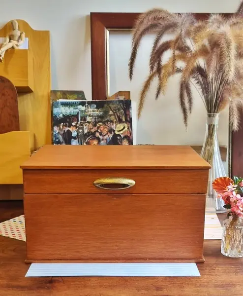 Foto de um(a) Caixa de madeira maciça vintage, da categoria de Cestos e Caixas. Grande caixa de madeira maciça, folheada com madeira clara, linhas retas.leves marcas do tempo que não ofuscam a beleza da... Mostrado de uma perspectiva diferente. Vendido no marketplace Trésors.