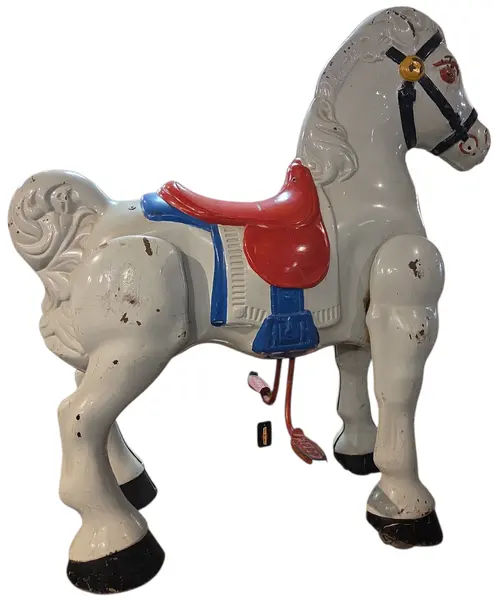 Foto de um(a) Raro Cavalinho Inglês Mobo Bronco – Original Década de 40, da categoria de Triciclos e pedalinhos. Uma Relíquia Autêntica do Brinquedo Britânico do Pós-Guerra. Apresentamos este magnífico cavalinho de balanço de metal da... Mostrado de uma perspectiva diferente. Vendido no marketplace Trésors.