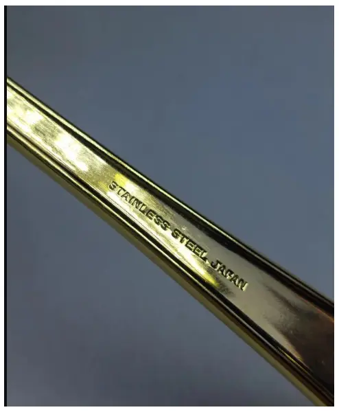 Foto de um(a) FAQUEIRO DOURADO STAINLESS JAPAN, da categoria de Faqueiros / Jogo de talheres. Faqueiro dourado Stainless Japan com 97 peças, sendo: 10 faquinhas patê/manteiga09 colheres com cabo comprido08 colheres... Mostrado de uma perspectiva diferente. Vendido no marketplace Trésors.