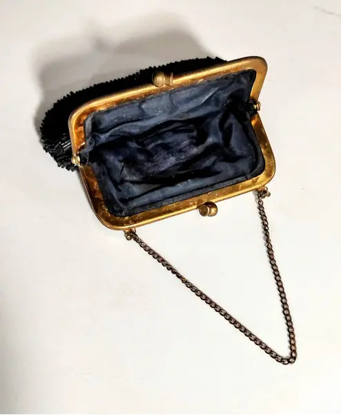 Foto de um(a) Bolsa de Festa Canutilhos e Latão, Década de 1970, da categoria de Bolsas. Bolsa de festa bordada à mão com canutilhos pretos, fecho e corrente em latão com forro em perfeito estado, década de 1970. ... Mostrado de uma perspectiva diferente. Vendido no marketplace Trésors.