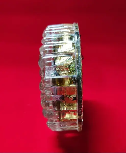 Foto de um(a) Peso de Papel em Vidro com Fragmentos de Cristal de Murano, Década de 1940, da categoria de Pesos de papel. Peso de papel em vidrão com bolhas coloridas feitas com fragmentos de cristal de murano, porcelana e metal. Laterais... Mostrado de uma perspectiva diferente. Vendido no marketplace Trésors.