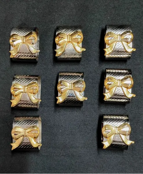 Foto de um(a) Combo Porta Guardanapos Niquelados, Década de 1980, da categoria de Anel para guardanapo. Combo com 8 unidades de porta guardanapo niquelado com tope dourado sobreposto, década de 1980. Medidas: 3,5 x 5 x 3 cm. Mostrado de uma perspectiva diferente. Vendido no marketplace Trésors.