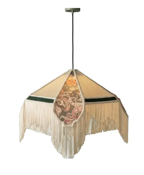 Foto de um(a) Lustre pendente com franjas e tecidos, da categoria de Lustres. Adicione um toque de elegância artesanal ao seu espaço com o Pendente Vola Gallery. Esta peça apresenta uma combinação única... Vendido no marketplace Trésors.