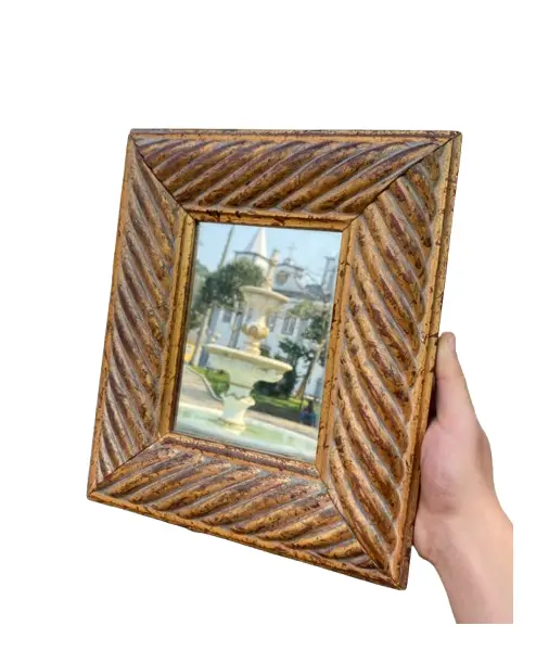 Foto de um(a) Delicado Espelho de parede quadrado acabamento em pátina dourada envelhecida, da categoria de Espelhos. Uma peça cheia de história e presença visual para enriquecer a decoração. Este espelho destaca-se pela sua moldura larga com... Vendido no marketplace Trésors.