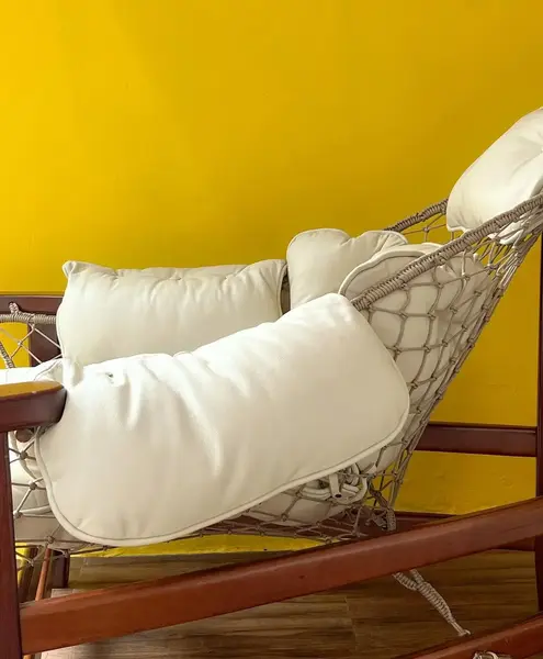 Foto de um(a) Poltrona Jangada em Jacarandá - Jean Gillon, da categoria de Poltronas. Encontre a perfeição no conforto com a poltrona Jean Gillon em jacarandá. Com sua estrutura firme e assentos generosos, esta... Mostrado de uma perspectiva diferente. Vendido no marketplace Trésors.