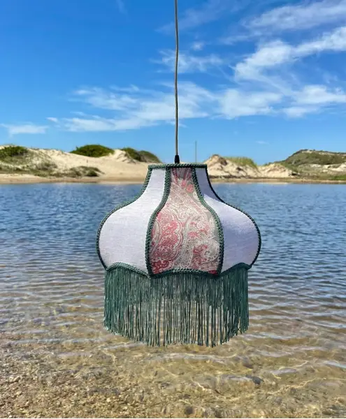 Foto de um(a) Pendente Entremarés, da categoria de Pendentes. Estrutura em aço inox, revestido com tecidos selecionados, textura durabilidade e beleza. Pendente feito artesanalmente com... Mostrado de uma perspectiva diferente. Vendido no marketplace Trésors.