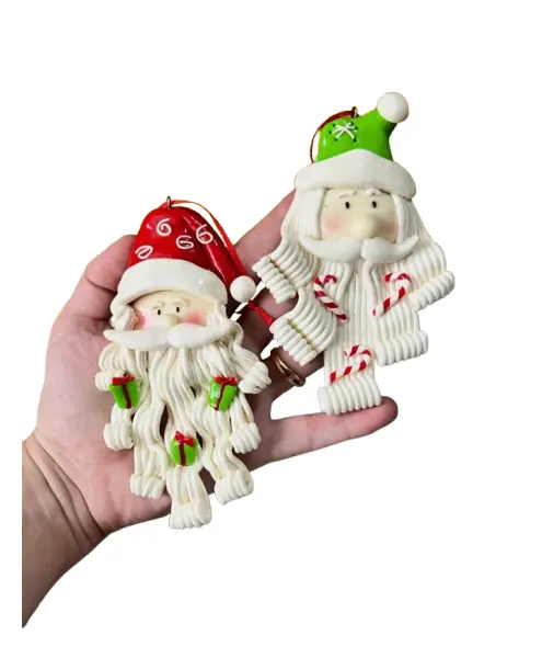 Foto de um(a) ​ Dupla de enfeites natalinos em biscuit, da categoria de Objetos decorativos. Dupla de enfeites em biscuit. Mínimas marcas do tempo e uso. Medidas: 13x9cm. Vendido no marketplace Trésors.