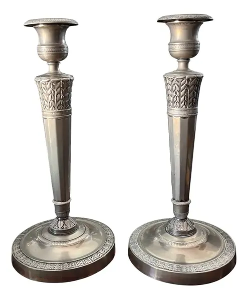 Foto de um(a) Antigo Par De Castiçais Clássicos Prata Inglesa Sheffield, da categoria de Castiçais. Antigo e elegante par de castiçais franceses espessurados a prata, com acabamento e detalhes clássicos. Ótimas peças para... Vendido no marketplace Trésors.