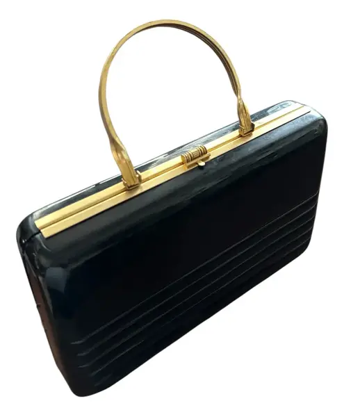 Foto de um(a) Antiga Bolsa Art Deco Em Acrílico Marca Acrílíum E Dourado, da categoria de Outros colecionáveis. Antigo e belíssima bolsa da marca Acrílium, com metais dourados. Estilo Art Deco. Peça única e em ótimo estado de... Vendido no marketplace Trésors.