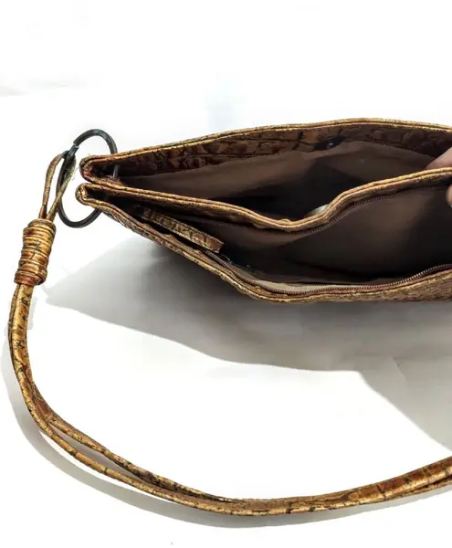 Foto de um(a) Bolsa Caramel Croco Anos 70, da categoria de Bolsas. Bolsa e alças em couro de crocodilo na cor caramelo, década de 1970. A: 22 cm L: 35 cm P: 8 cm Peso: 550 g. Mostrado de uma perspectiva diferente. Vendido no marketplace Trésors.