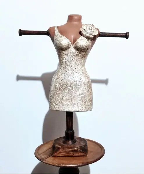 Foto de um(a) Escultura Manequim em Cerâmica, da categoria de Modelos e estatuetas. Escultura em cerâmica de um manequim com varão vem madeira para colocar utensílios com 6 ganchos em cobre. Base em madeira e... Mostrado de uma perspectiva diferente. Vendido no marketplace Trésors.