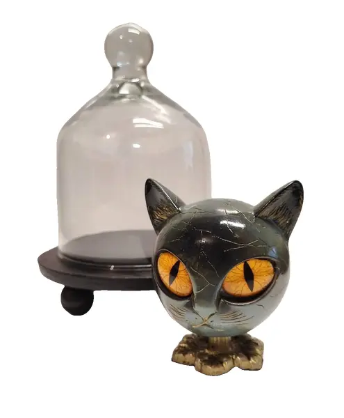 Foto de um(a) Escultura Cabeça Gato Egípcio, Peça Única, Década de 2000, da categoria de Escultura. Cabeça de gato egípcio com base dourada em relevo dentro de uma redoma com base em madeira ebanizada, década de 2000 peça... Vendido no marketplace Trésors.