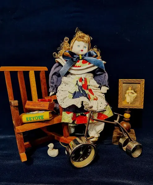 Foto de um(a) Boneca Porcelana e Tecido, Per Bambino, Década de 1990, da categoria de Bonecas. Boneca com membros e cabeça em porcelana, corpo em tecido/enchimento. Vestido original, cabelos de vinil e acompanha suporte... Mostrado de uma perspectiva diferente. Vendido no marketplace Trésors.
