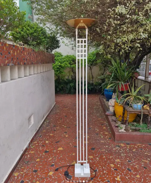 Foto de um(a) Luminária de piso estilo Torchiere pós-moderna dos anos 1980 - designer Robert Sonneman, da categoria de Luminárias de chão. Esta é uma Luminária de piso estilo Torchiere pós-moderna dos anos 1980, desenhada pelo renomado designer Robert Sonneman... Mostrado de uma perspectiva diferente. Vendido no marketplace Trésors.