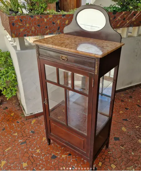 Foto de um(a) ​Belisima e antiga cristaleira vitrine em madeira nobre, da categoria de Cristaleiras. Belisima e antiga cristaleira vitrine em madeira nobre, comumente associada ao estilo Art Nouveau ou mobiliário clássico... Mostrado de uma perspectiva diferente. Vendido no marketplace Trésors.