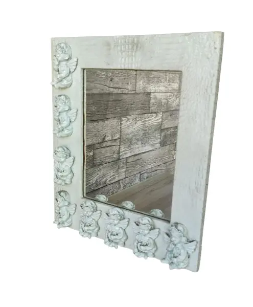 Foto de um(a) Espelhos Anjos Anos 90, da categoria de Espelhos. Espelho com moldura em madeira, textura de croco branco e com aplicação de anjos em resina, década de 1990 peça única pelo... Vendido no marketplace Trésors.