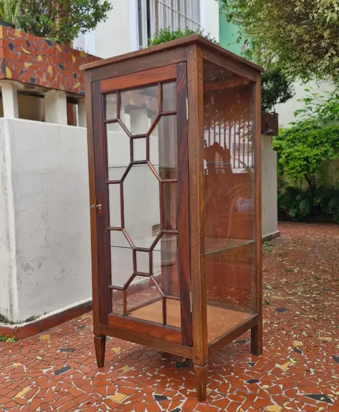 Foto de um(a) Cristaleira vitrine antiga em madeira maciça, da categoria de Cristaleiras. Belíssima e elegante cristaleira vitrine antiga, confeccionada em madeira de lei maciça com tonalidade escura e veios... Mostrado de uma perspectiva diferente. Vendido no marketplace Trésors.