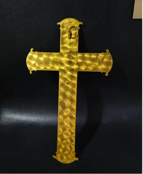 Foto de um(a) Crucifixo em metal dourado, da categoria de Objetos religiosos e espirituais. Crucifixo em metal dourado. Rico em detalhes Mede:A 24cm L 15cm. Mostrado de uma perspectiva diferente. Vendido no marketplace Trésors.