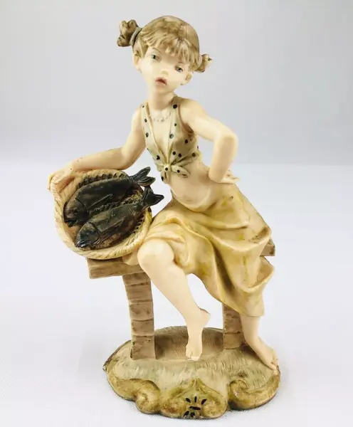 Foto de um(a) Escultura de menina com cesta de peixes, da categoria de Escultura. Escultura de menina com cesta de peixes sentada em um banco, mede 15cm altura. Mínimas marcas de uso. Em bom estado de... Mostrado de uma perspectiva diferente. Vendido no marketplace Trésors.