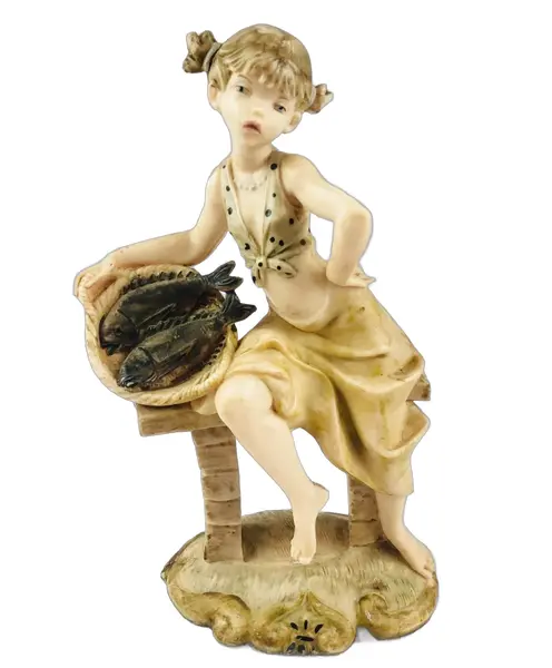Foto de um(a) Escultura de menina com cesta de peixes, da categoria de Escultura. Escultura de menina com cesta de peixes sentada em um banco, mede 15cm altura. Mínimas marcas de uso. Em bom estado de... Vendido no marketplace Trésors.