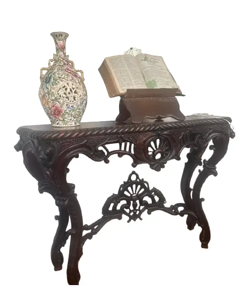 Foto de um(a) Console entalhado em madeira maciça – Estilo Clássico/Antiquário, da categoria de Aparadores e Buffet. Belíssimo console em madeira nobre maciça, ricamente entalhado à mão, com detalhes florais e arabescos em alto-relevo. A... Vendido no marketplace Trésors.