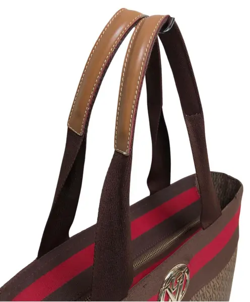 Foto de um(a) Bolsa VICTOR HUGO, ORIGINAL ( B08K 07), da categoria de Outros objetos decorativos. ACESSÓRIOS FEMININOS- Bolsa da renomada grife VICTOR HUGO, ORIGINAL ( B08K 07). Apresenta faixa em tecido na tonalidade... Mostrado de uma perspectiva diferente. Vendido no marketplace Trésors.