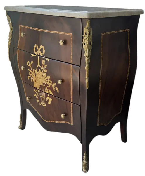Foto de um(a) Mini Cômoda Clássica em Madeira Nobre, Marchetaria e Mármore Travertino, da categoria de Cômodas e Sapateira. Elegância Atemporal e Materiais Nobres Esta belíssima mesa de cabeceira (ou mini cômoda) é uma peça que exala o rigor e o... Vendido no marketplace Trésors.