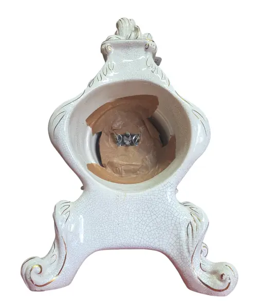 Foto de um(a) Relógio de Mesa em Porcelana Craquelada – Peça Decorativa, da categoria de Relógios de mesa. **RELÓGIO NÃO FUNCIONA, PEÇA ADAPTADA NA PORCELANA** Este elegante relógio de mesa é uma peça de destaque que une o charme... Mostrado de uma perspectiva diferente. Vendido no marketplace Trésors.